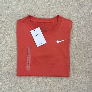 NIKE - The Nike Tee Dri-FIT in Orange
